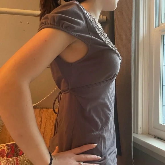 frilly detailed t-shirt with tie-back - Picture 3 of 5